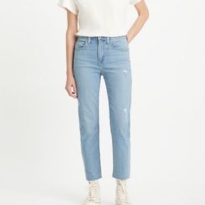 Levi’s high rise 724 light wash high waisted crop Jean.